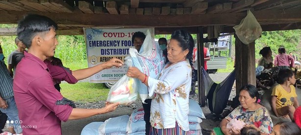 Der Africa-Luz-Kontaktmann in Sauraha Shiri Lal Pariyar hatte Bärbel Birner von der katastrophalen Versorgungslage der Chepang berichtet und um Hilfe gebeten. Prof. Dr. Dieter Dausch und sein Team entschieden spontan, 5 000 Euro für den Kauf von Lebensmitteln zur Verfügung zu stellen. Bei den Chepang war die Freude riesengroß, als der Hilfstransport ankam.