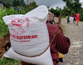Viele Spendenempfänger hatten noch einen beschwerlichen Weg zu bewältigen, bevor sie mit den von Africa-Luz Deutschland finanzierten Lebensmittelsäcken in ihren Hütten ankamen.
