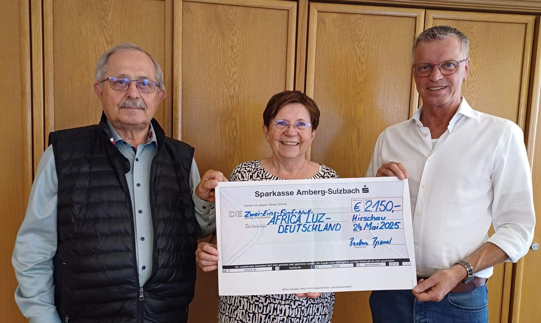 Anlässlich des 70. Geburtstags von 2. Bürgermeisterin Bärbel Birner (Mitte) kamen 2150 Euro für die Hilfsorganisation Africa-Luz zusammen. Den entsprechenden Spendenscheck überreichte sie im Beisein ihres Mannes Reinhold (links), dem Schatzmeister von Africa-Luz, an Bürgermeister Hermann Falk, den 2. Vorsitzenden von Africa-Luz. Dessen Gründer und Vorsitzender Professor Dausch war wenige Tage vor der Spendenübergabe verstorben.